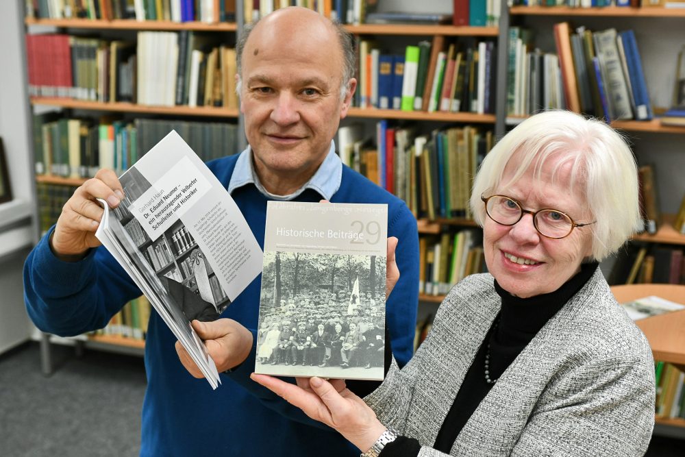 Geschichtsverein_Historische-Beitraege Christoph Schotten und Jutta Scheidsteger mit dem neuen Band der Historischen Beiträge. Foto: Mathias Kehren