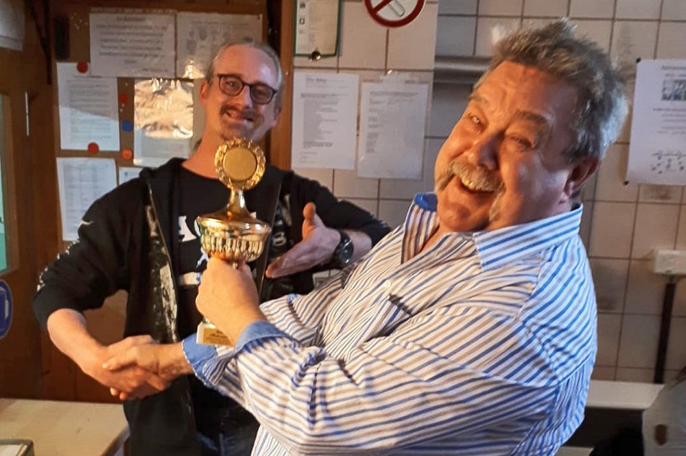 IMG-20190209-WA0006 Da war die Freude riesengroß: Hans-Willi Joram (r.) und Martin Leonhardt sind Pokalsieger geworden. Foto: privat