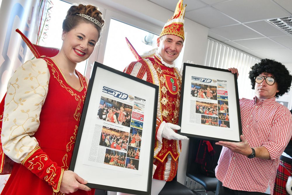 MK5_1136 Viel Berichterstattung über den Karneval ist ein Wunsch des Prinzenpaares und die gibt es auch. Beim Besuch in der Super-Tipp-Redaktion zusätzlich in Form einer eigenen Titelseite, die Geschäftsstellenleiter Martin Wachhold überreichte. Foto: Mathias Kehren