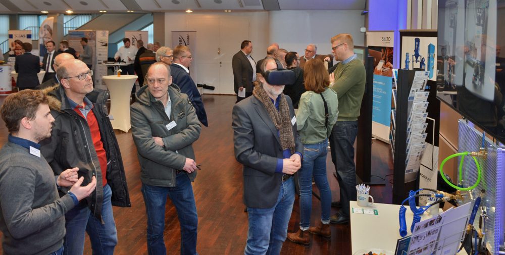 Netzwerk-Messe_Schluesselregion Am Stand von Druckluft Schmitz konnten Besucher einen virtuellen Blick in einen voll ausgestattet Druckluft-Container werfen. Foto: Mathias Kehren