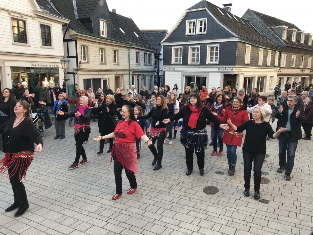 One Billion Rising in Wülfrath Rund 50 Frauen, Mädchen und Männer haben beim Tanz