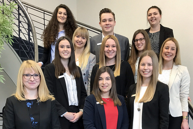 PM 2019_003 Ausbildungsabschluss 2019 Ausbildungsleiterin Jessica Plante (vorn links) mit (1. Reihe) Laura Lo Bue, Pia Krautz (2. Reihe) Franziska Storch, Lisa Stawiarski, Anna Zoschke (3. Reihe) Maike Frede, Luana Leucci (4. Reihe) Aysun Bayramoglu, George Timm, Alina Leverkus Foto: Sparkasse
