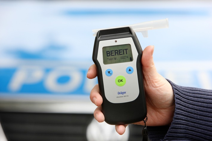 MIK JT-100929-055.jpg Polizeieinsatz im Stadtgebiet: Beamte führen Alkoholkontrolle durch. Foto: Symbolbild (Polizei / Jochen Tack)
