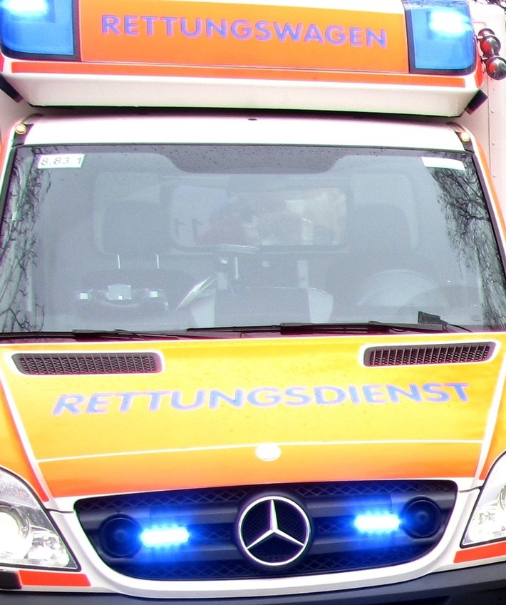 Rettungswagen_SYMBOLBILD_c_Feuerwehr Mettmann Am Samstag hat sich in Langenfeld ein Unfall mit drei Verletzten ereignet. Foto: Symbolbild (Feuerwehr)