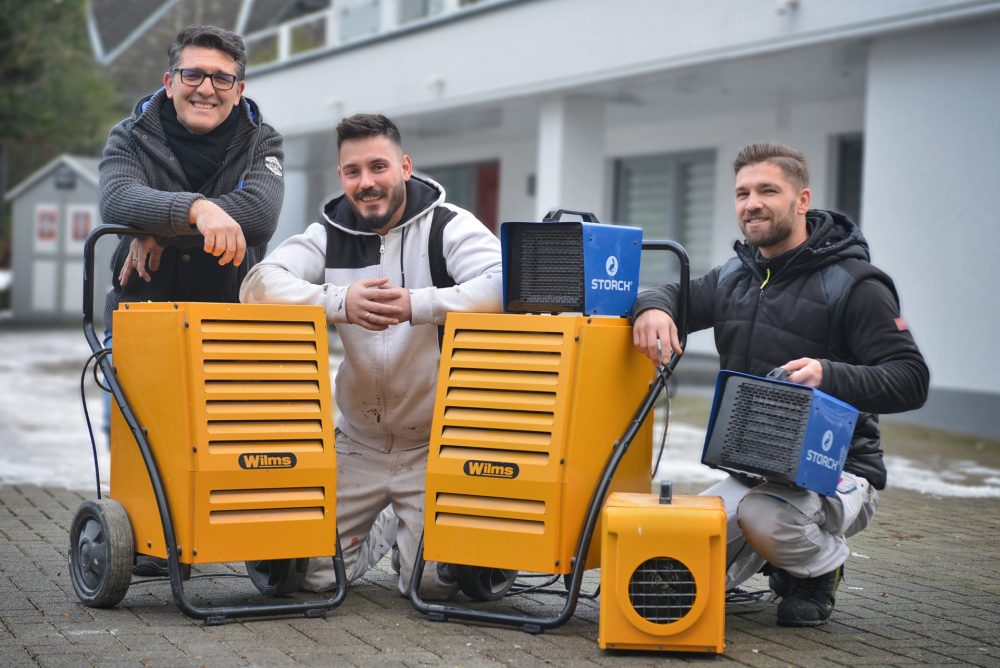 Rivero_Bautrocknung Antonio, Robert und Michael Rivero sorgen dafür, das Räume möglichst schnell trocken werden. Foto: Mathias Kehren
