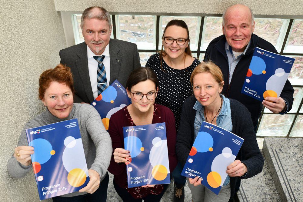 VHS_Neues-Programm Beate Buchborn, Michael Beck, Anna Herrmann, Laura Jüngst, Susanne Wege und Klaus Schmitz haben das VHS-Kursangebot im Fühjahrssemster vorgestellt. Foto: Mathias Kehren