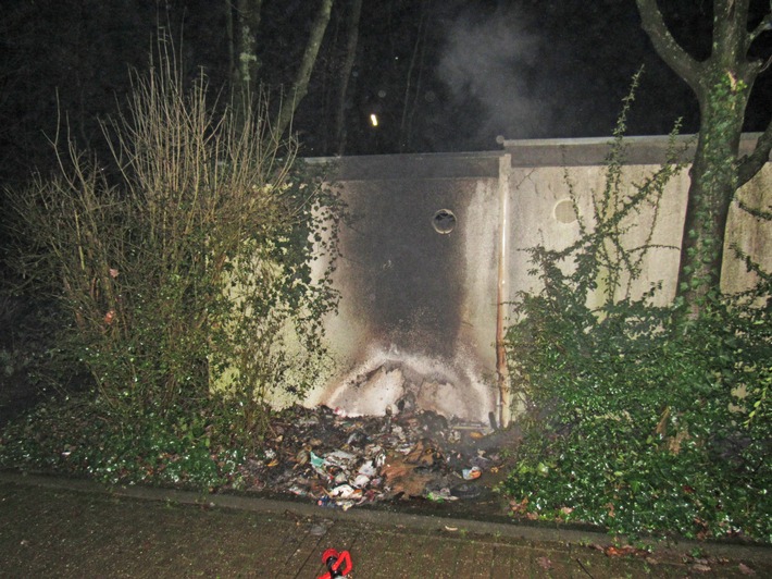 pol-me-mehrere-muelltonnenbraende-polizei-ermittelt-und-sucht-zeugen-haan-1902057 Bei den Mülltonnenbränden in Haan sind auch ein Haus und eine Garage beschädigt worden. Foto: Polizei