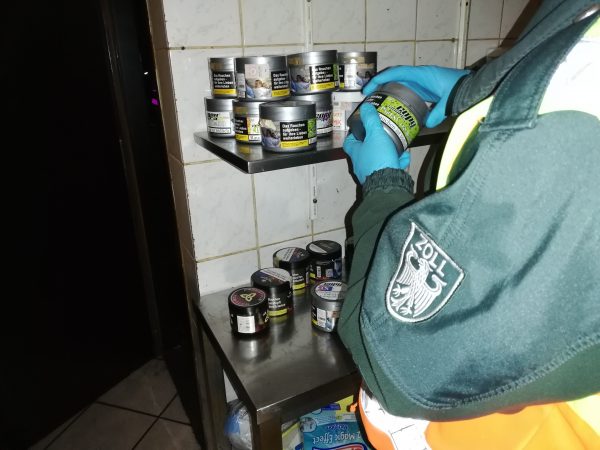 Insgesamt 60 Kilogramm unversteuerten Shisha-Tabak stellten die Einsatzkräfte sicher. Foto: Polizei