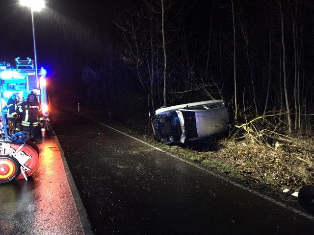 10_ME_Unfall Mettmanner Straße_online Ein Auto ist in einer Kurve von der Fahrbahn abgekommen und hat sich mehrfach überschlagen. Foto: Feuerwehr