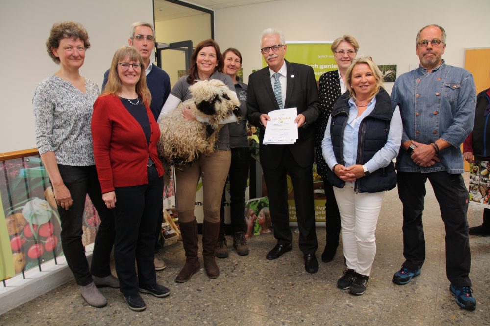 12_ME_Typisch Neanderland ausgezeichnete Anbieter Landrat Thomas Hendele (m.) hat Urkunden an die ausgezeichneten Betriebe übergeben. Foto: Kreis Mettmann