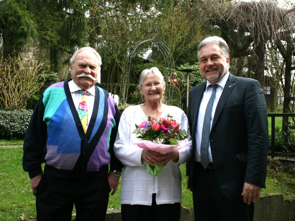 13_ME_diamhochzeit_welzel Bürgermeister Thomas Dinkelmann (r.) gratulierte Lothar und Ingeborg Welzel herzlich zur Diamantenen Hochzeit. Foto: Kreisstadt Mettmann