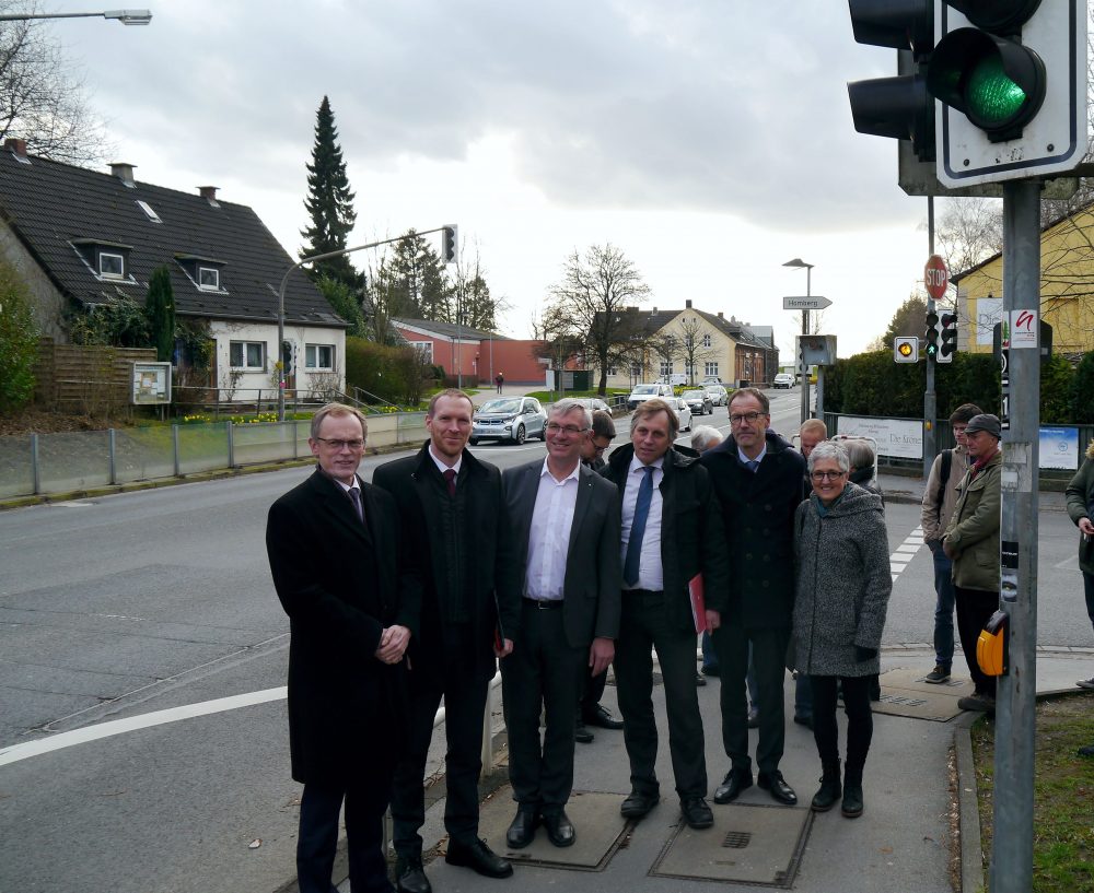 2019-03-08-Ortstermin L422 Homberg Ortstermin an der Kreuzung Brachter Straße/Dorfstraße in Vorbereitung der großen Baumaßnahme an der L422 im Sommer (v.l.n.r.): Staatssekretär Dr. Hendrik Schulte (Verkehrsministerium), Staatssekretär Dr. Jan Heinisch (Ministerium für Kommunales), Bürgermeister Klaus Pesch, Baudezernent Jochen Kral, Christoph Jansen, Leiter der Regionalniederlassung Niederrhein von Straßen.NRW, sowie Ratsmitglied Claudia Luderich aus Homberg. Foto: Stadt Ratingen