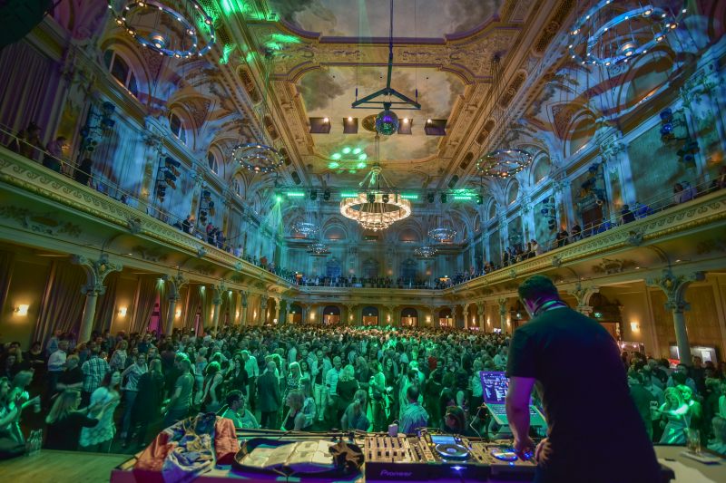 Ü30 Tanz in den Mai Tanz in den Mai: Die historische Stadthalle in Wuppertal verwandelt sich in eine