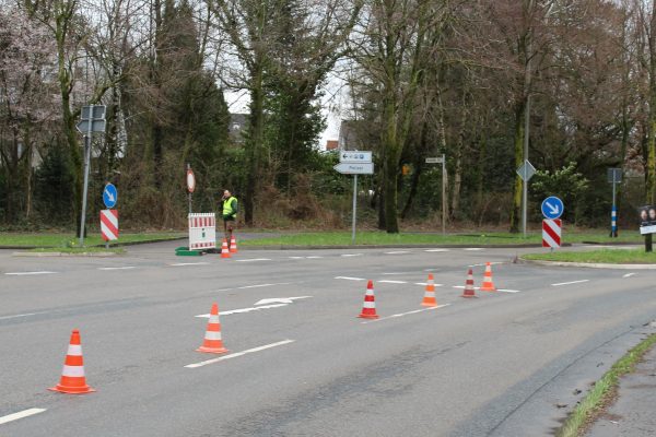 Zeitweilig gesperrt: die Einfahrt von oben in die Düsseler Straße