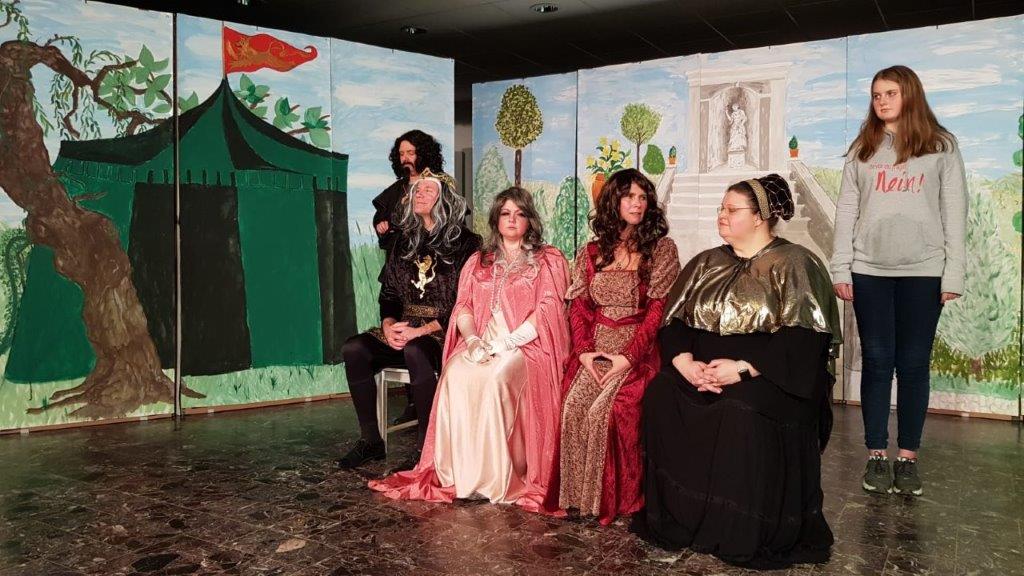 Foto Kuhstall Die Kostüme sind geschneidert, das Bühnenbild steht: Die Langenberger Theatergruppe