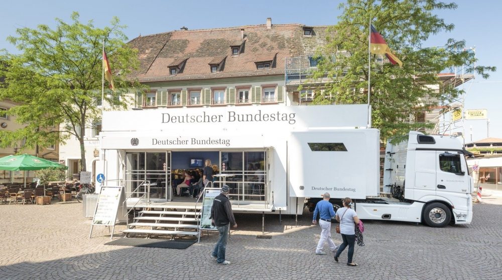 Infomobil des Bundestages in Landau Vom 28. bis 30. März steht das Infomobil des Deutschen Bundestages auf dem Königshofplatz.(Foto: Deutscher Bundestag/Jörg F. Müller)