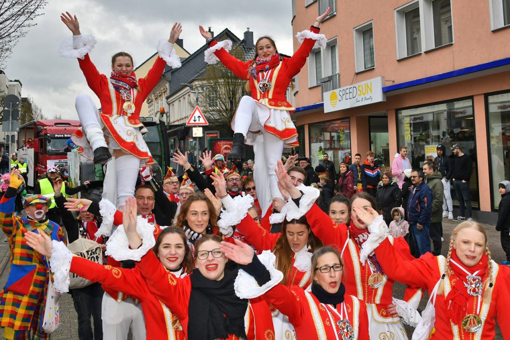 Karnevalszug Velbert Kein Sturm und trocken: Der Velberter Rosenmontagszug bei seinem Start. Foto: Mathias Kehren