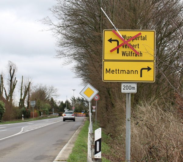 Links geht es nicht mehr nach Wülfrath. Der offizielle Umweg über Mettmann ist 4,5 Kilometer lang.