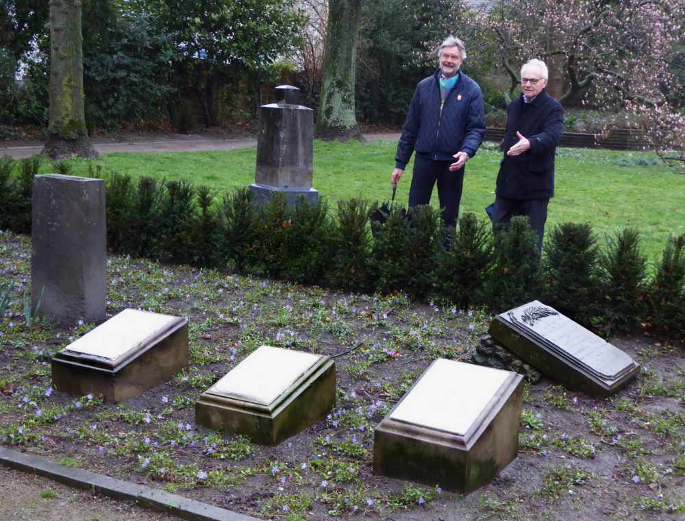 PK 2019_03_14 Baas Georg Hoberg (r.) und Guido Multhaupt freuen sich über die frisch restaurierten Grabsteine auf dem neu gestalteten Ehrenfriedhof. Foto: Ratinger Jonges