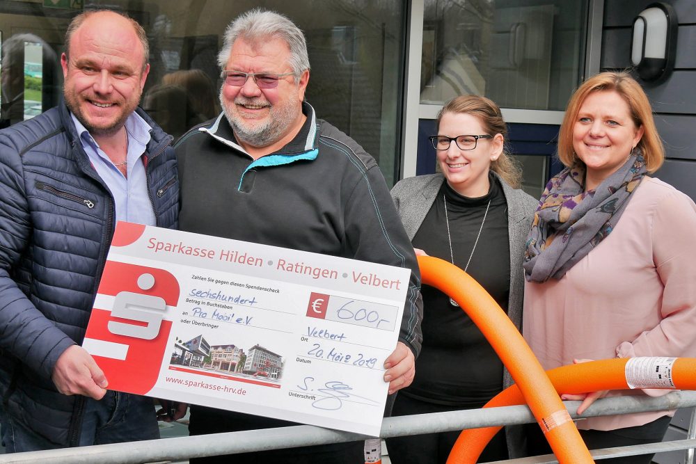 Pro-Mobil_DohmHuly Stefan Grüneisen, Geschäftsführer Dohm-Huly, Dr. Manfred Bachmann, Vorsitzender Pro Mobil, Stefanie Röcher, Koordinatorin Freizeitbereich Pro Mobil, und Stefanie Thormeyer, Betriebswirtin Pro Mobil bei der Spendenübergabe. Foto: Pro Mobil