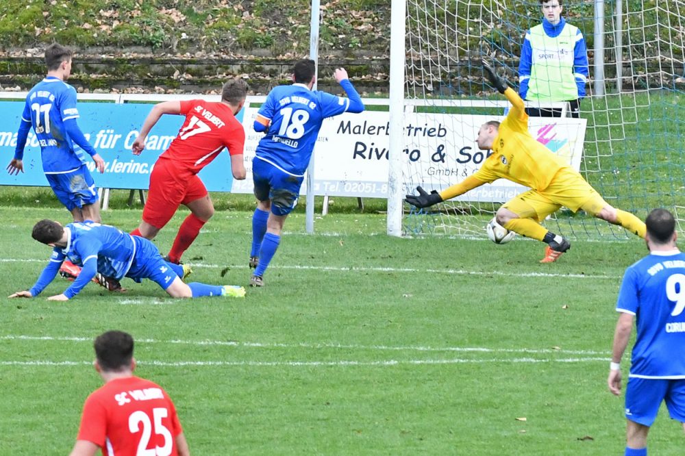SSVg_Sc-Velbert_Lokalderby_Stadion_Sonnenblume_Rueckrunde_2019 In der 65. Minute setzte sich SC-Stürmer Robin Hilger im Strafraum durch und erzielte das 1:0 für den SC Velbert. Foto: Mathias Kehren