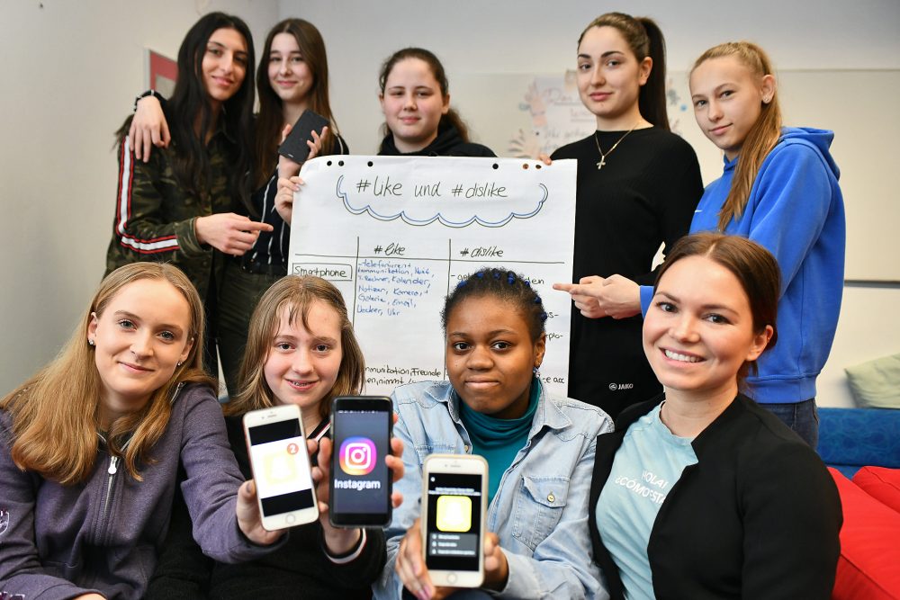Suchtpraevention_Smartphone_Soziale_Medien Instagram, Snapchat, Whats-App und Co. - ein neues Projekt der Bergischen Diakonie, durchgeführt von Suchtberaterin Jana Kortwig (r.), soll insbesondere Mädchen für den Umgang mit sozialen Medien fit machen. Foto: Mathias Kehren
