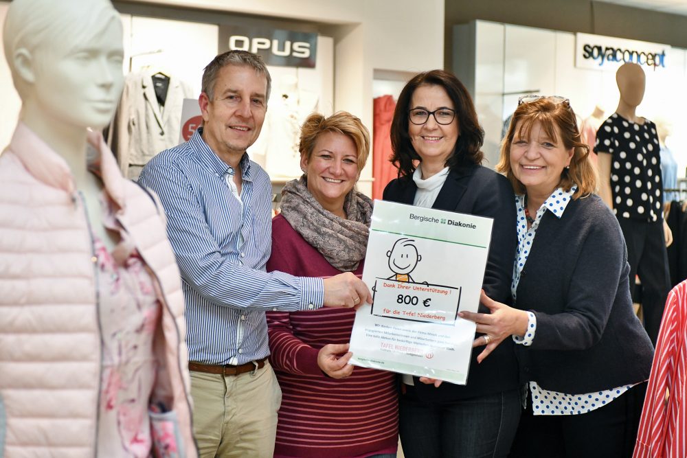Tafel_Minok_Spende Markus Böhling, Tanja Högström, Sadeta Halilovic und Renate Zanjani bei der Spendenübergabe. Foto: Mathias Kehren