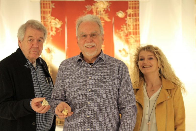 12_WUE_Museum Japan Ulrich Erbach, Dr. Detlef Klähn und Karin Fritsche freuen sich über den Erfolg der Sonderausstellung