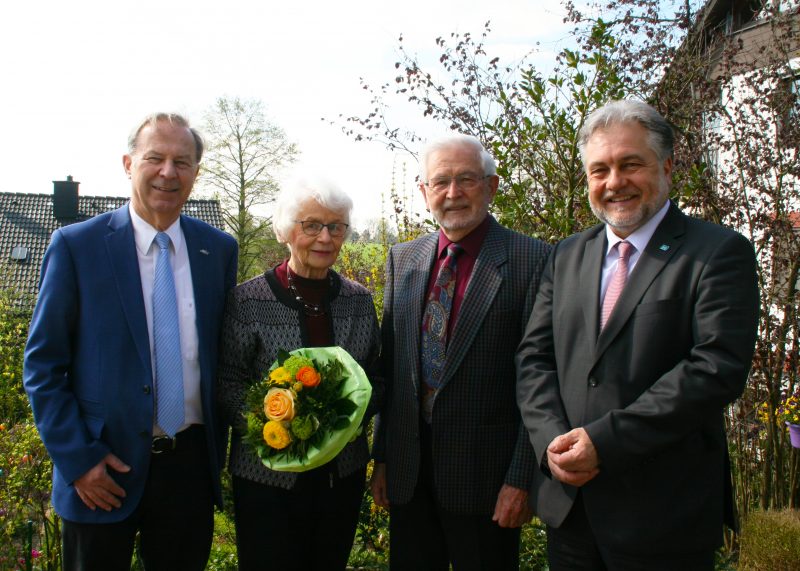 16_ME_diamhochzeit_streckel Cäcilie und Heinz Streckel konnten zu ihrer Diamantenen Hochzeit den stellvertretenden Landrat Michael Ruppert (l.) und Bürgermeister Thomas Dinkelmann (r.) begrüßen. Foto: Kreisstadt Mettmann