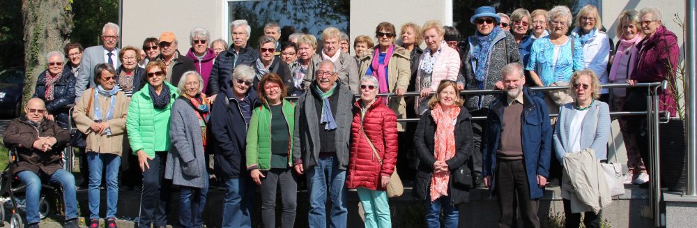 16_WUE_Bürgerverein Die Gruppe des Bürgervereins Wülfrath mit Landrat Thomas Hendele vor dem Stadtwaldhaus. Foto: Bürgerverein