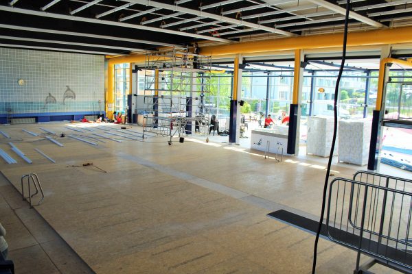 Baustelle Schwimmhalle: Die "Wülfrather Wasser Welt" bekommt eine neue Akustikdecke. Foto: Hans-Joachim Kling