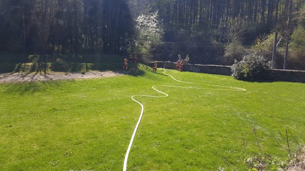 Nach dem Verlegen der Schlauchleitung ging es über eine Mehrzweckleiter hinab ins Gleis. Foto: Feuerwehr Velbert
