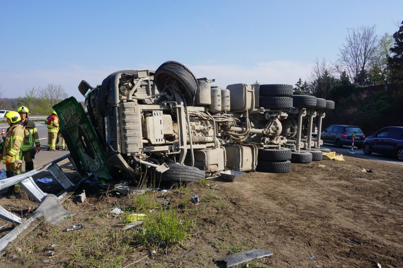 umgekippter LKW Umgekippter Lastwagen: Durch den Unfall ist es zu Autobahnsperrungen gekommen. Foto: Feuerwehr Ratingen