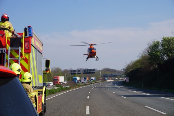 Der lebensgefährlich verletzte Fahrer wurde mit dem Rettungshubschrauber in ein Krankenhaus nach Köln geflogen. Foto: Feuerwehr Ratingen