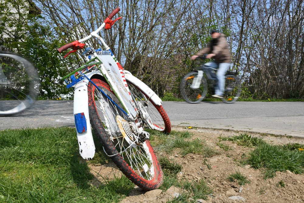 Fahrrad_Schmuck_Panoramaradweg Ein Werbefahrrad der Heiligenhauser Gastronomen wurde beschädigt, nur einige Tage, nachdem es aufgestellt war. Foto: Mathias Kehren