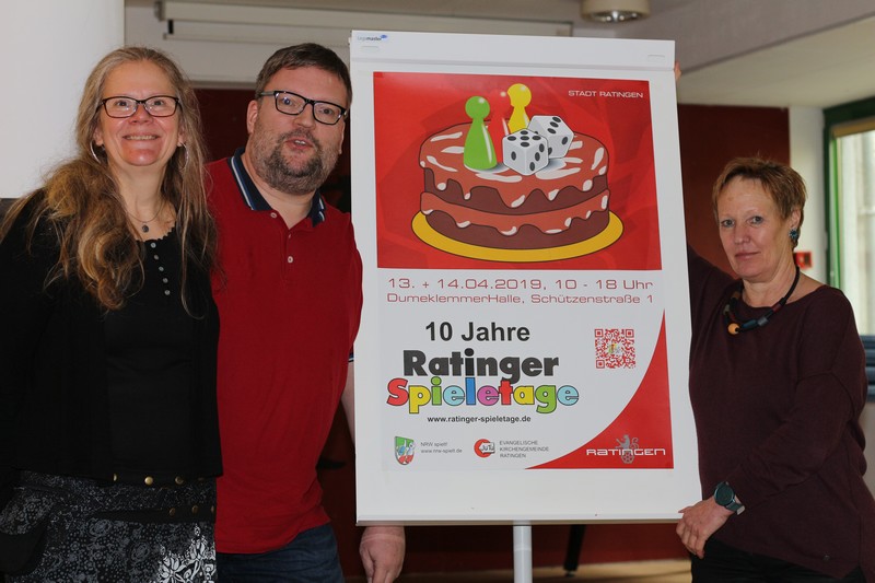 IMG_3725 Sie laden Spielebegeisterte zu den Ratinger Spieletagen in die Dumeklemmer-Halle ein: Andrea Laumen (Leiterin der Kinder- und Jugendarbeit der Evangelischen Kirchengemeinde Ratingen), Thomas Fedder (Amt für Kultur und Tourismus) und Charlotte Fischer-Simon (Amt für Kinder, Jugend und Familie). Foto: André Volkmann