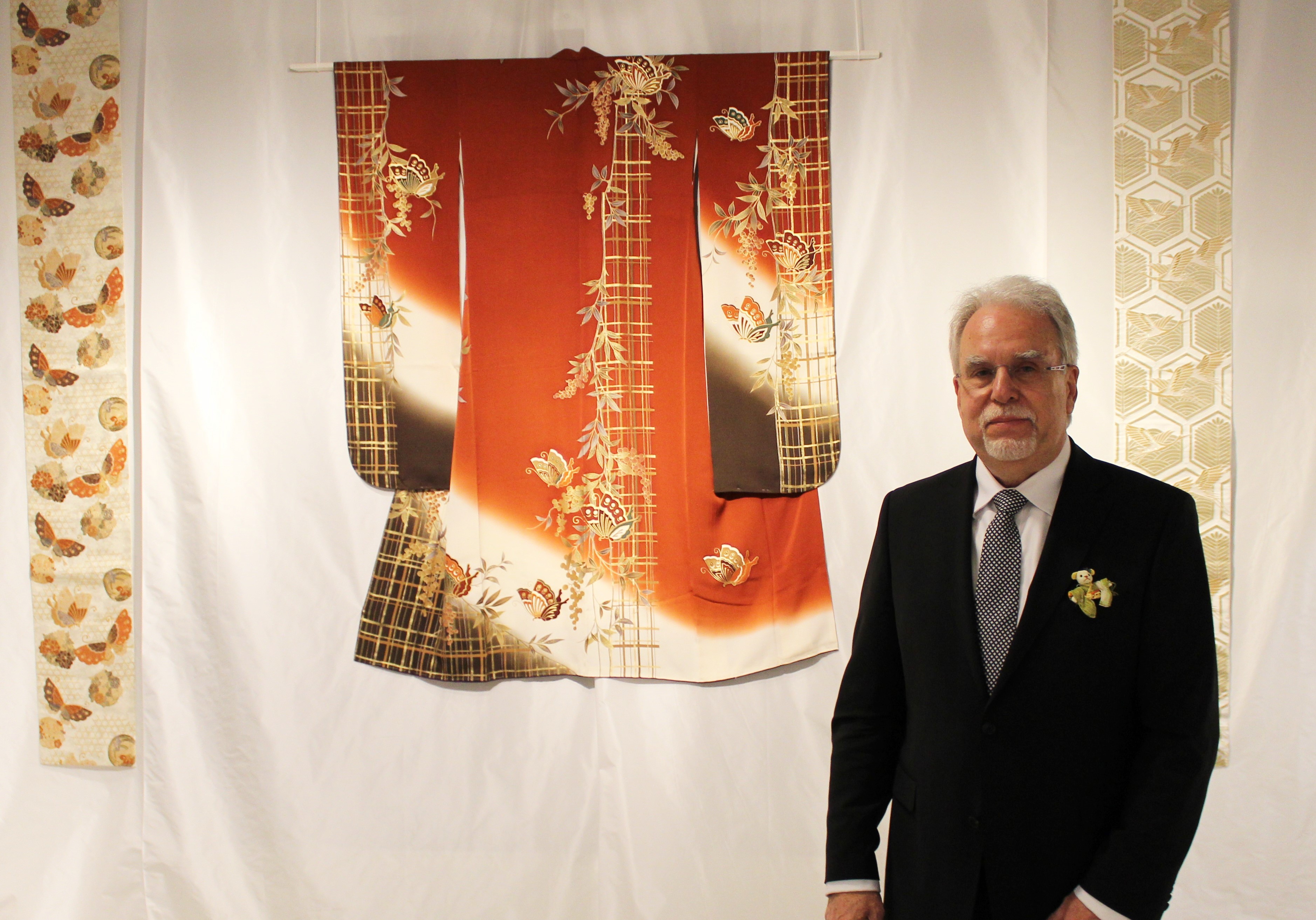 Japan Detlef Klähn Dr. Detlef Klähn vor dem Seiden-Kimono, der einst für eine 20-Jährige angefertigt wurde. Die Japan-Ausstellung in Wülfrath ist bis zum 15. Juni zu sehen. Fotos: Hans-Joachim Kling