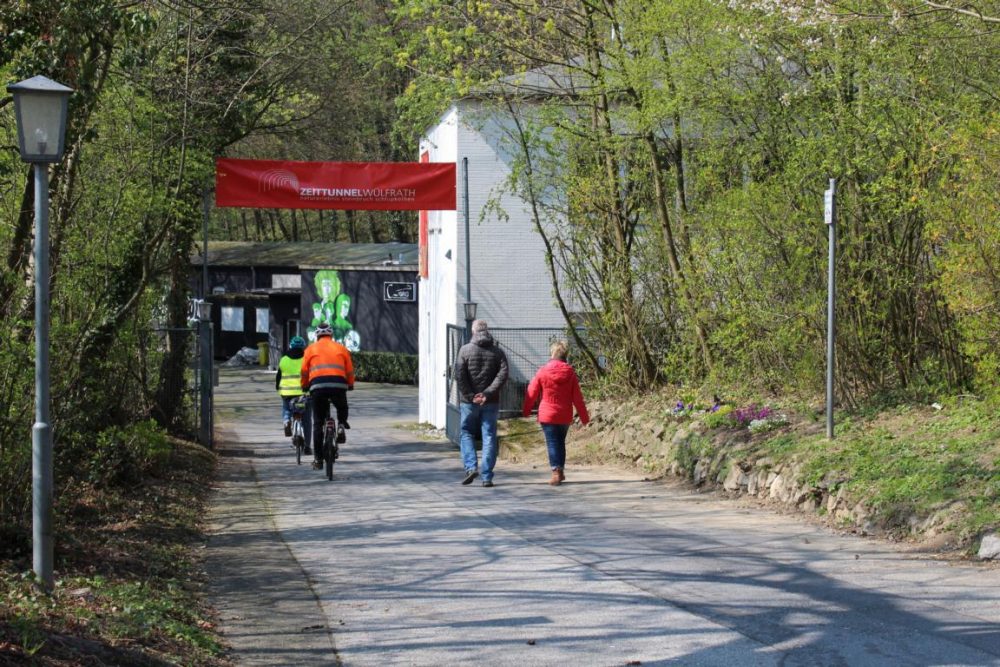 K1024_IMG_1817 Die Gäste kamen zu Fuß oder mit dem Rad, um den Saisonstart für Zeittunnel und Panorama-Radweg zu feiern. Fotos. Hans-Joachim Kling