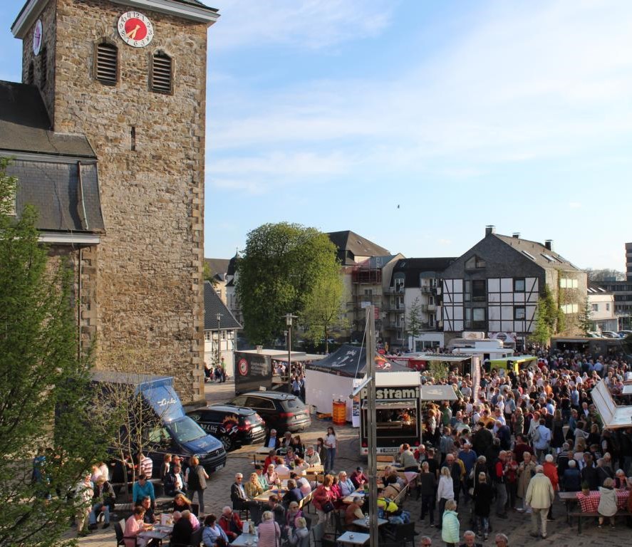 K1024_IMG_1874 Voller Platz: Der erste Feierabendmarkt in Velbert-Mitte lockte Besucher in Scharen.