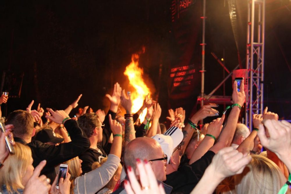 K1024_IMG_2088 Das zehnte Wülfrather Osterfeuer als Schlagerparty: Die Fans feierten ausgelassen. Foto: Hans-Joachim Kling