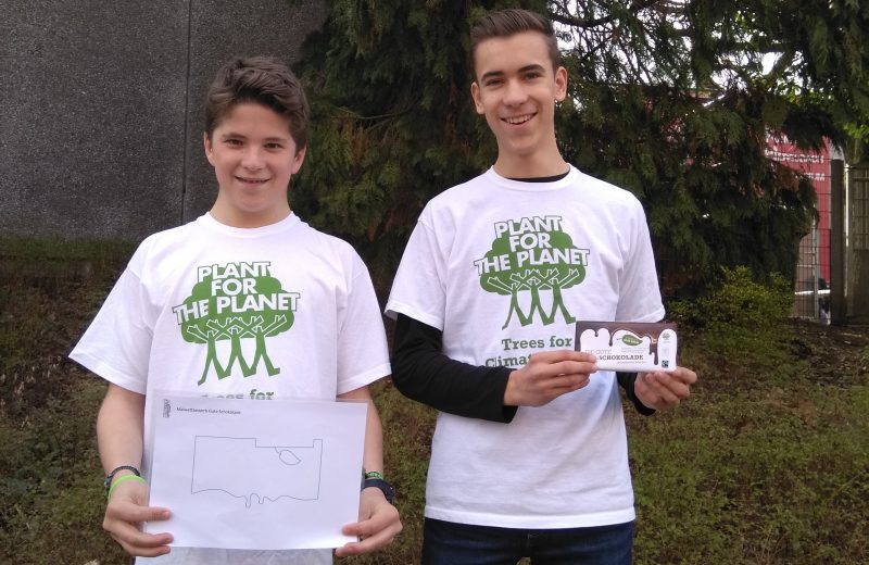 Plant-for-the-Planet_Foto Malwettbewerb - Kopie Jonte Voss (links, 12) und Joshua van Kampen (14) vom Plant-for-the-Planet-Club Mettmann präsentieren die Gute Schokolade und die Vorlage für den Malwettbewerb. Foto: Kreis MEJonte Voss (links, 12) und Joshua van Kampen (14) vom Plant-for-the-Planet-Club Mettmann präsentieren die Gute Schokolade und die Vorlage für den Malwettbewerb. Foto: Kreis ME