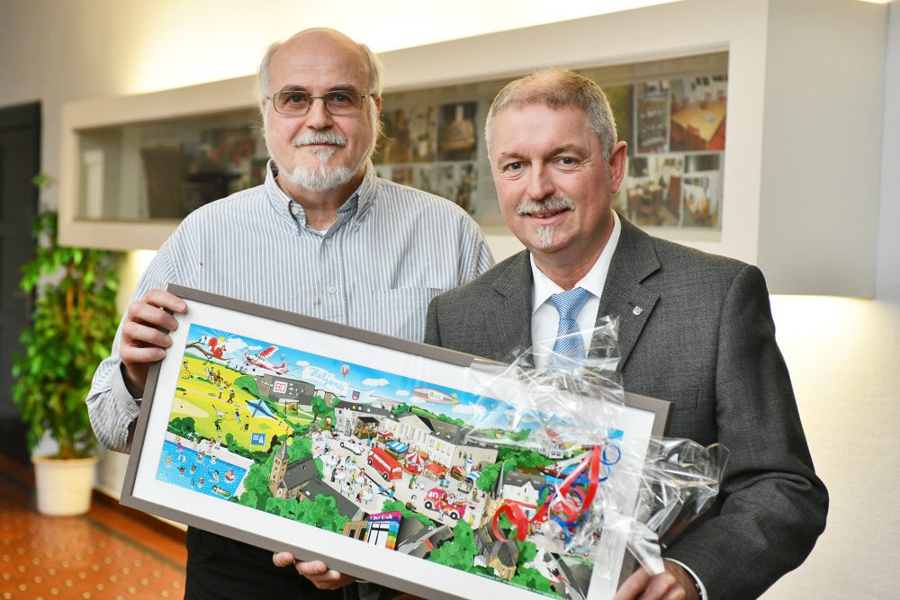 Verabschiedung_Hartmut_Nolte Der scheidende Stadtarchivar Hartmut Nolte hat von Bürgermeister Michael Beck ein Wimmelbild als Abschiedsgeschenk bekommen. Foto: Mathias Kehren