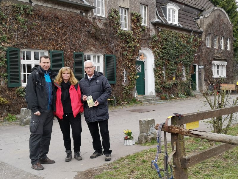 cof Arne Jährling (Koordinator Aktivtourismus neanderland), Martina Mauden (neanderland STEIG-Beauftragte) und Landrat Thomas Hendele vor der Garather Forstverwaltung, dem Startpunkt der diesjährigen Auftaktwanderung am 11. Mai. Foto: Kreis ME