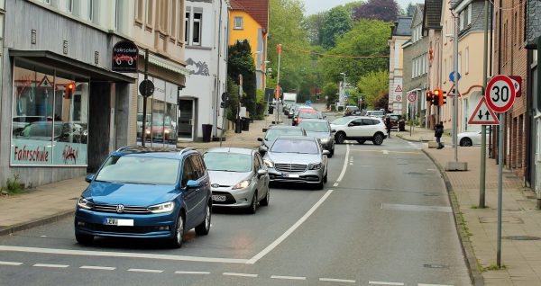 Und direkt wieder warten: Nach dem Linksabbiegen ist gleich wieder "Rot".
