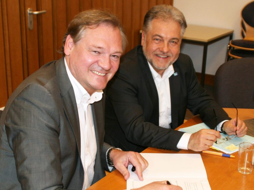 20_ME_reichstein_wirtschaftsfoerderung Der neue Stabsstellenleiter für Stadtmarketing und Wirtschaftsförderung Stephan Reichstein (l.) zusammen mit Bürgermeister Thomas Dinkelmann bei der Vertragsunterzeichnung im Rathaus. Foto: Kreisstadt Mettmann