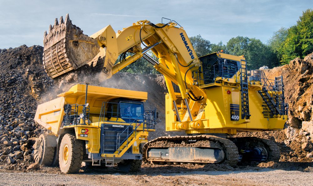 Steinbruchtage Komatsu Beladen Der PC 4000-11 von Komatsu, der größte Bagger in Deutschland, ist am 25. und 26. Mai bei den Steinbruchtagen in Hahnenfurth zwischen Wülfrath und Mettmann zu sehen. Fotos: Kalkwerke Oetelshofen