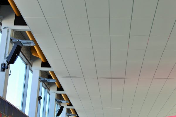 Das Hallenbad mit neuer Akustikdecke und neuer dimmbarer Beleuchtung.