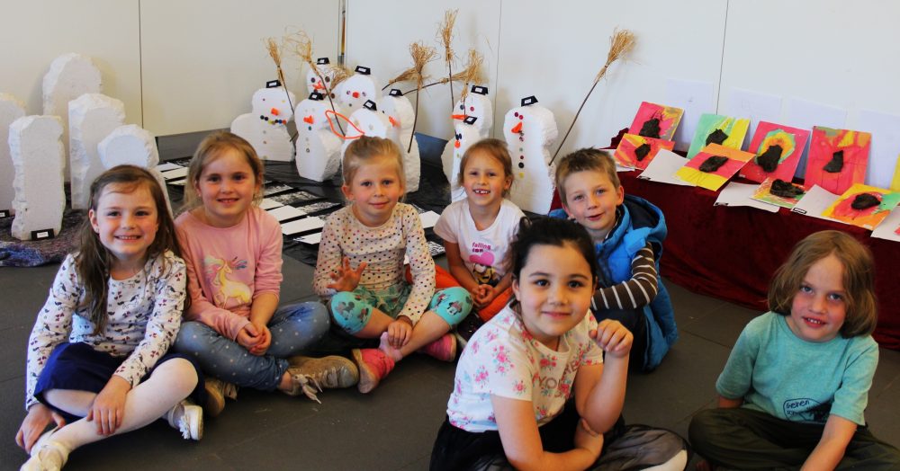 20_WUE_Kindergaren Rohdenhaus Mädchen und Jungen des Kindergartens Rohdenhaus vor einem Teil ihrer Kunstwerke