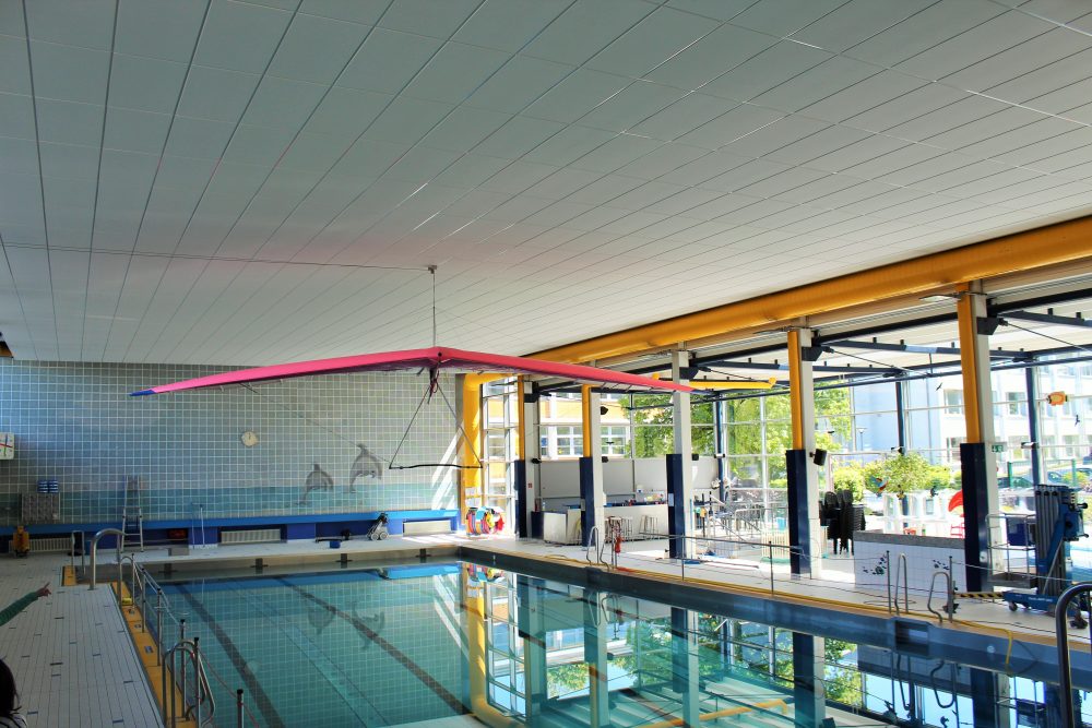 Wülfrather Wasser Welt Es ist wieder Wasser drin: In der nächste Woche kann die Schwimmhalle in Wülfrath wieder eröfnet werden - mit neuer Akustikdecke. Fotos: Hans-Joachim Kling