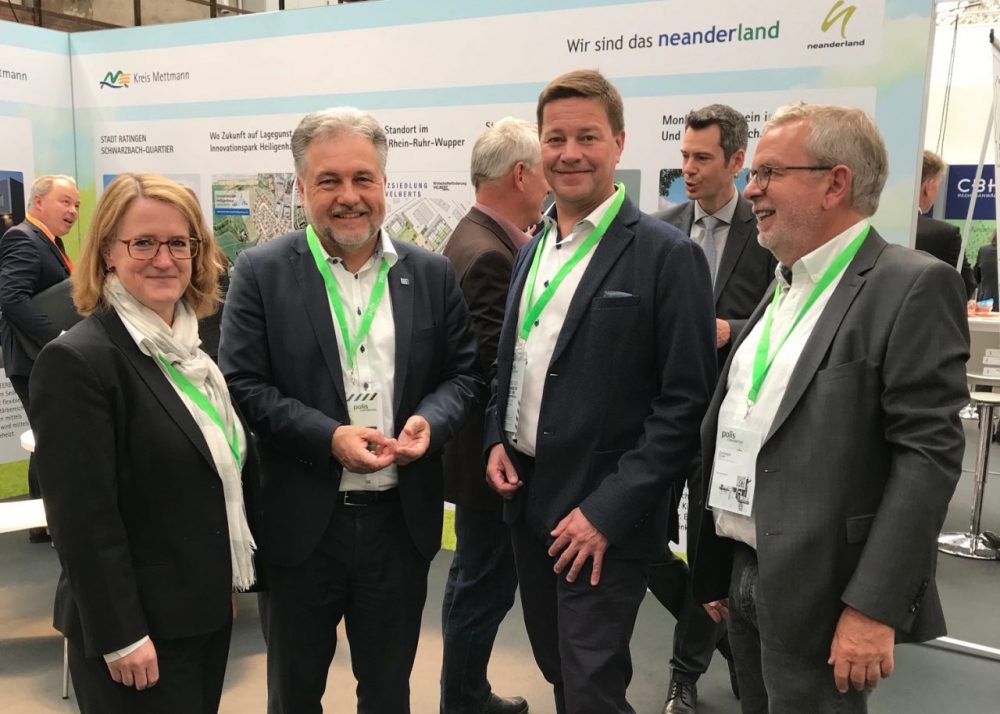 21_ME_PolisConvention_mbv Birgit von Billerbeck von der städtischen Wirtschaftsförderung und Bürgermeister Thomas Dinkelmann im Gespräch mit Thomas Gundlach und Christoph Erven (Vorstand mbv). Foto: Kreisstadt Mettmann